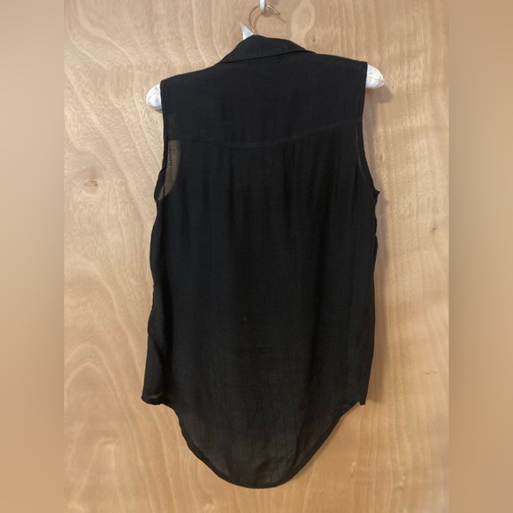 Women’s Sleeveless button down top - Picture 2 of 2